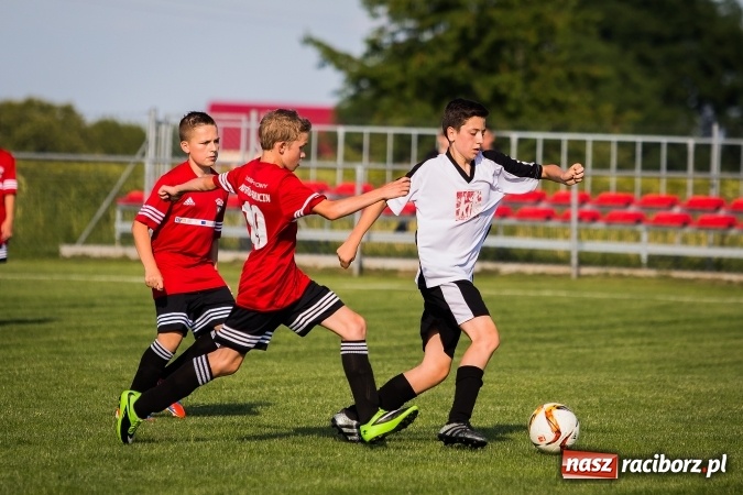 Zdjęcie w galerii na portalu naszraciborz.pl: Mecz pokazowy trampkarzy Borucina i Krzanowic na rozpoczęcie festynu sportowego wiadomości z regionu