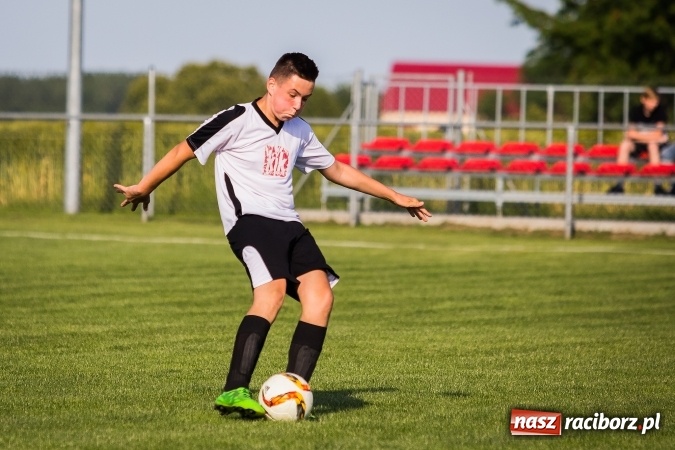 Zdjęcie w galerii na portalu naszraciborz.pl: Mecz pokazowy trampkarzy Borucina i Krzanowic na rozpoczęcie festynu sportowego wiadomości z regionu