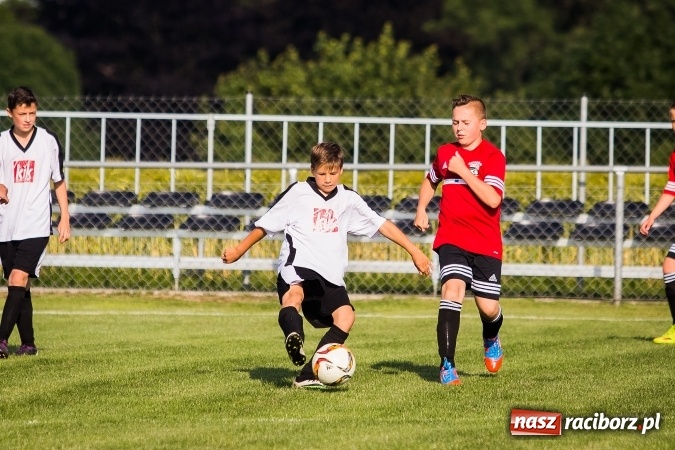 Zdjęcie w galerii na portalu naszraciborz.pl: Mecz pokazowy trampkarzy Borucina i Krzanowic na rozpoczęcie festynu sportowego wiadomości z regionu
