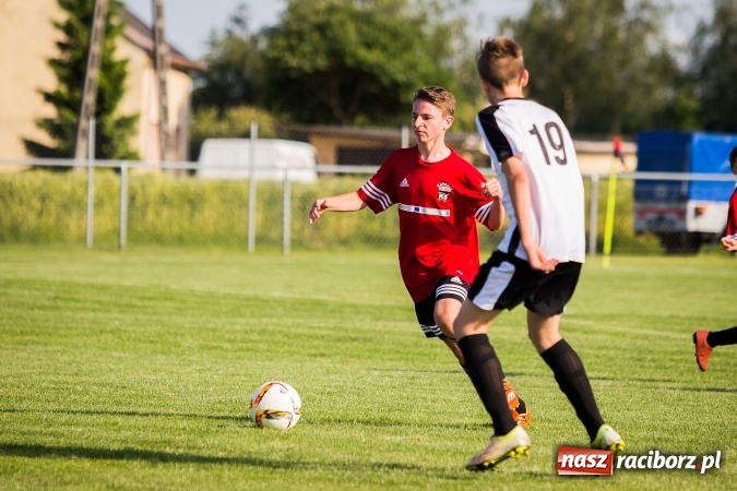 Zdjęcie w galerii na portalu naszraciborz.pl: Mecz pokazowy trampkarzy Borucina i Krzanowic na rozpoczęcie festynu sportowego wiadomości z regionu