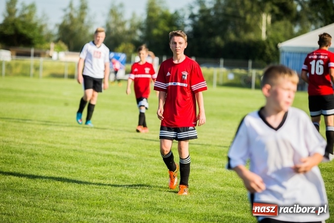 Zdjęcie w galerii na portalu naszraciborz.pl: Mecz pokazowy trampkarzy Borucina i Krzanowic na rozpoczęcie festynu sportowego wiadomości z regionu