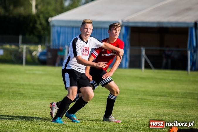 Zdjęcie w galerii na portalu naszraciborz.pl: Mecz pokazowy trampkarzy Borucina i Krzanowic na rozpoczęcie festynu sportowego wiadomości z regionu