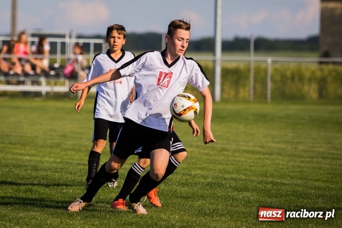 Zdjęcie w galerii na portalu naszraciborz.pl: Mecz pokazowy trampkarzy Borucina i Krzanowic na rozpoczęcie festynu sportowego wiadomości z regionu