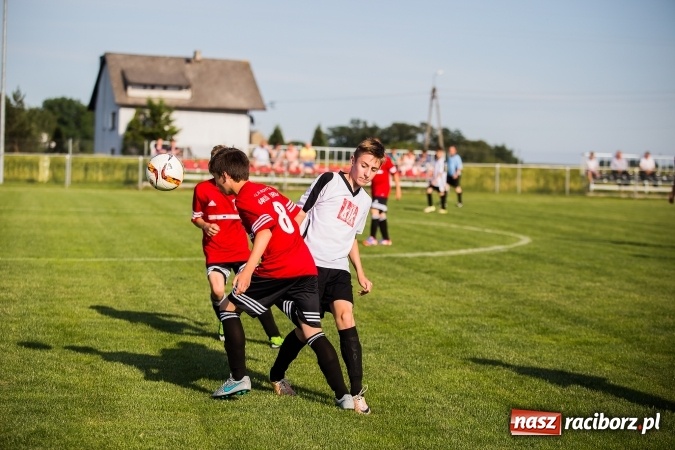 Zdjęcie w galerii na portalu naszraciborz.pl: Mecz pokazowy trampkarzy Borucina i Krzanowic na rozpoczęcie festynu sportowego wiadomości z regionu