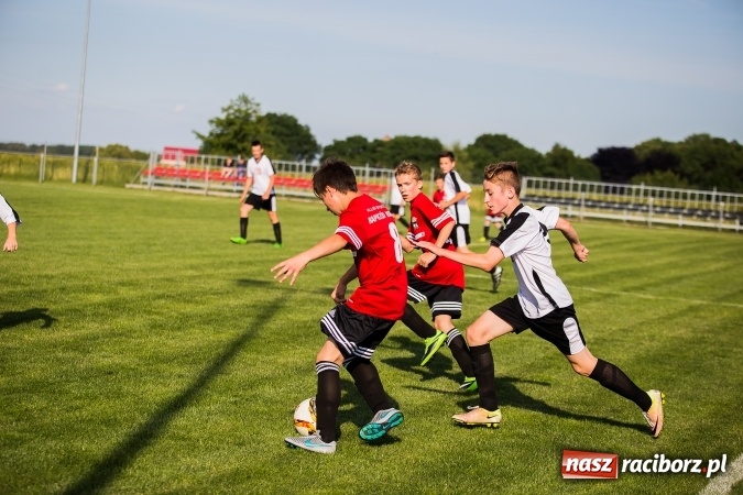 Zdjęcie w galerii na portalu naszraciborz.pl: Mecz pokazowy trampkarzy Borucina i Krzanowic na rozpoczęcie festynu sportowego wiadomości z regionu