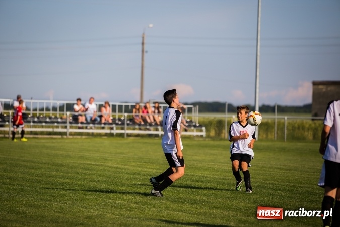 Zdjęcie w galerii na portalu naszraciborz.pl: Mecz pokazowy trampkarzy Borucina i Krzanowic na rozpoczęcie festynu sportowego wiadomości z regionu