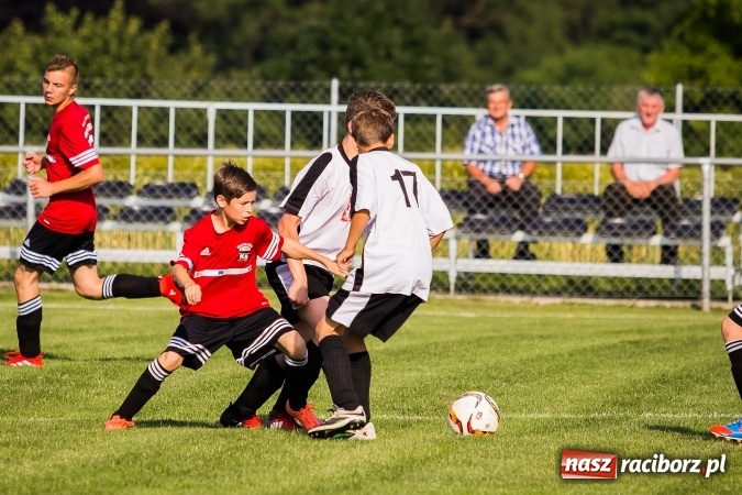 Zdjęcie w galerii na portalu naszraciborz.pl: Mecz pokazowy trampkarzy Borucina i Krzanowic na rozpoczęcie festynu sportowego wiadomości z regionu
