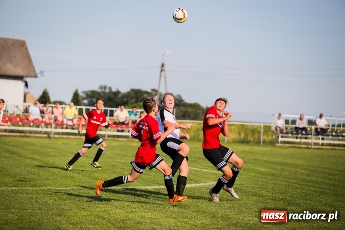 Zdjęcie w galerii na portalu naszraciborz.pl: Mecz pokazowy trampkarzy Borucina i Krzanowic na rozpoczęcie festynu sportowego wiadomości z regionu