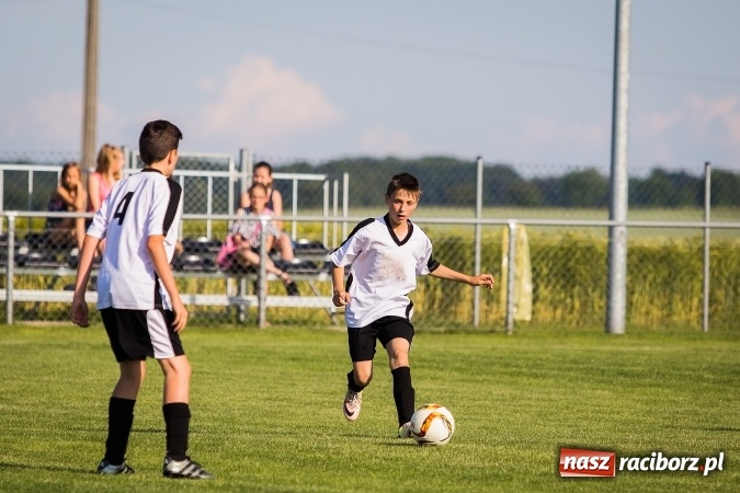 Zdjęcie w galerii na portalu naszraciborz.pl: Mecz pokazowy trampkarzy Borucina i Krzanowic na rozpoczęcie festynu sportowego wiadomości z regionu