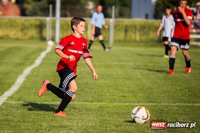 Zdjęcie w galerii na portalu naszraciborz.pl: Mecz pokazowy trampkarzy Borucina i Krzanowic na rozpoczęcie festynu sportowego wiadomości z regionu