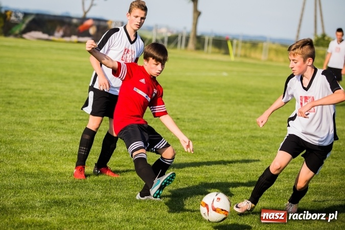 Zdjęcie w galerii na portalu naszraciborz.pl: Mecz pokazowy trampkarzy Borucina i Krzanowic na rozpoczęcie festynu sportowego wiadomości z regionu