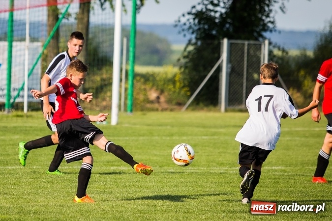 Zdjęcie w galerii na portalu naszraciborz.pl: Mecz pokazowy trampkarzy Borucina i Krzanowic na rozpoczęcie festynu sportowego wiadomości z regionu