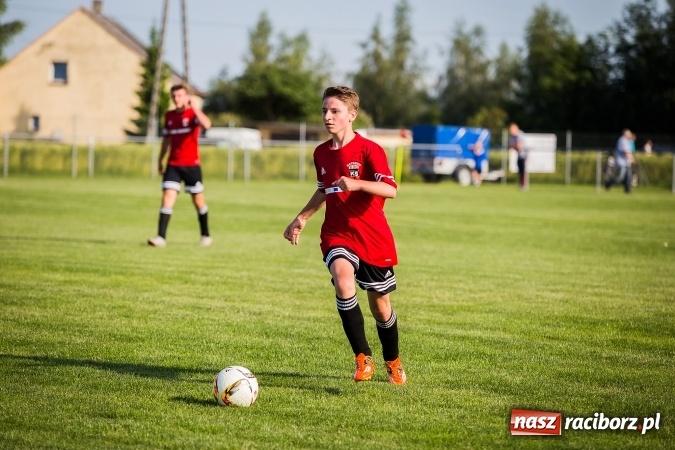 Zdjęcie w galerii na portalu naszraciborz.pl: Mecz pokazowy trampkarzy Borucina i Krzanowic na rozpoczęcie festynu sportowego wiadomości z regionu