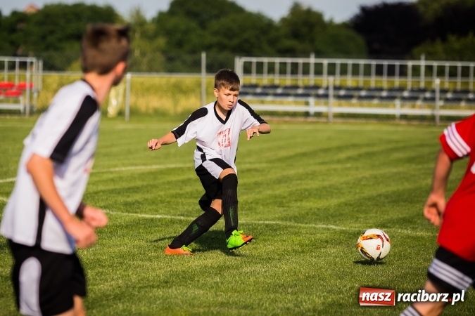 Zdjęcie w galerii na portalu naszraciborz.pl: Mecz pokazowy trampkarzy Borucina i Krzanowic na rozpoczęcie festynu sportowego wiadomości z regionu