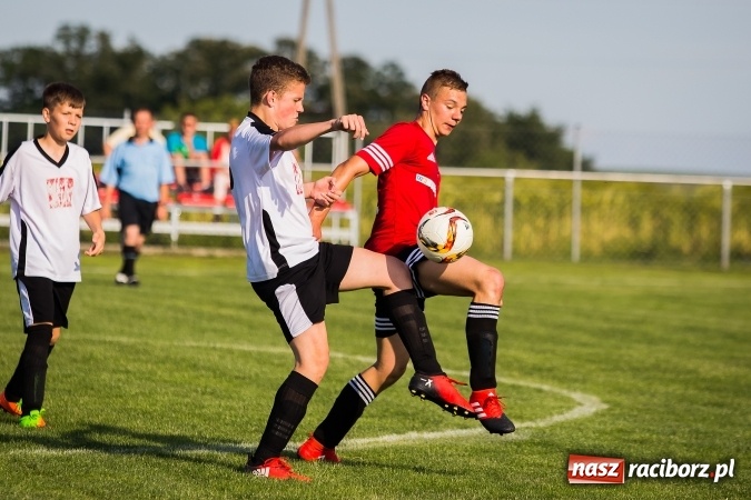 Zdjęcie w galerii na portalu naszraciborz.pl: Mecz pokazowy trampkarzy Borucina i Krzanowic na rozpoczęcie festynu sportowego wiadomości z regionu