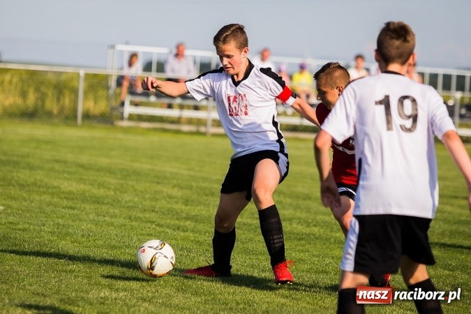 Zdjęcie w galerii na portalu naszraciborz.pl: Mecz pokazowy trampkarzy Borucina i Krzanowic na rozpoczęcie festynu sportowego wiadomości z regionu