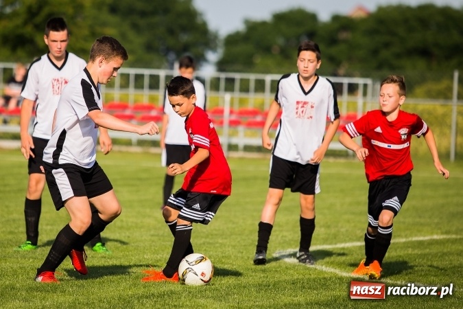 Zdjęcie w galerii na portalu naszraciborz.pl: Mecz pokazowy trampkarzy Borucina i Krzanowic na rozpoczęcie festynu sportowego wiadomości z regionu