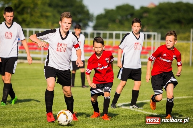Zdjęcie w galerii na portalu naszraciborz.pl: Mecz pokazowy trampkarzy Borucina i Krzanowic na rozpoczęcie festynu sportowego wiadomości z regionu