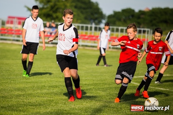 Zdjęcie w galerii na portalu naszraciborz.pl: Mecz pokazowy trampkarzy Borucina i Krzanowic na rozpoczęcie festynu sportowego wiadomości z regionu