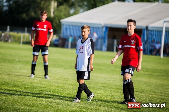 Zdjęcie w galerii na portalu naszraciborz.pl: Mecz pokazowy trampkarzy Borucina i Krzanowic na rozpoczęcie festynu sportowego wiadomości z regionu