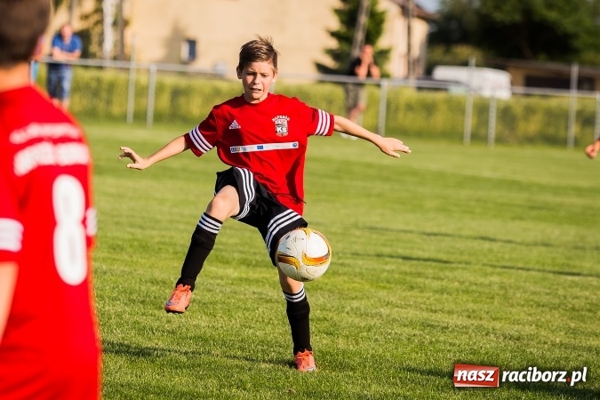 Zdjęcie w galerii na portalu naszraciborz.pl: Mecz pokazowy trampkarzy Borucina i Krzanowic na rozpoczęcie festynu sportowego wiadomości z regionu