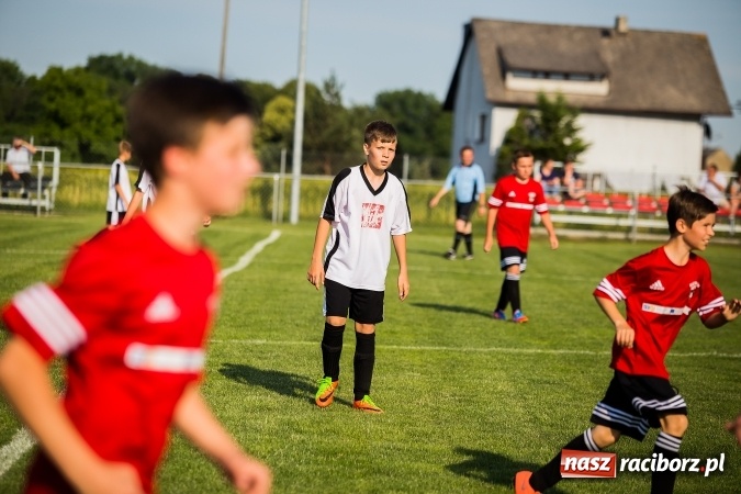 Zdjęcie w galerii na portalu naszraciborz.pl: Mecz pokazowy trampkarzy Borucina i Krzanowic na rozpoczęcie festynu sportowego wiadomości z regionu
