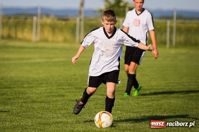 Zdjęcie w galerii na portalu naszraciborz.pl: Mecz pokazowy trampkarzy Borucina i Krzanowic na rozpoczęcie festynu sportowego wiadomości z regionu