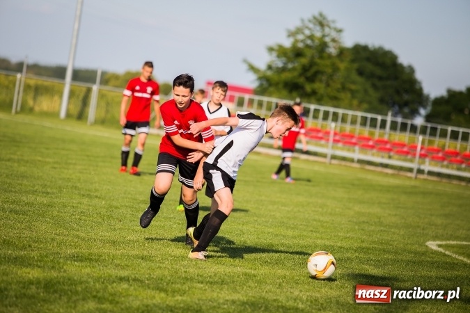 Zdjęcie w galerii na portalu naszraciborz.pl: Mecz pokazowy trampkarzy Borucina i Krzanowic na rozpoczęcie festynu sportowego wiadomości z regionu