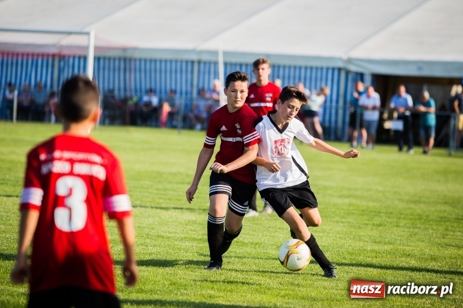 Zdjęcie w galerii na portalu naszraciborz.pl: Mecz pokazowy trampkarzy Borucina i Krzanowic na rozpoczęcie festynu sportowego wiadomości z regionu