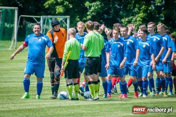 Zdjęcie w galerii na portalu naszraciborz.pl: A klasa: Ważne spotkanie o utrzymanie, zakończone podziałem punktów wiadomości z regionu