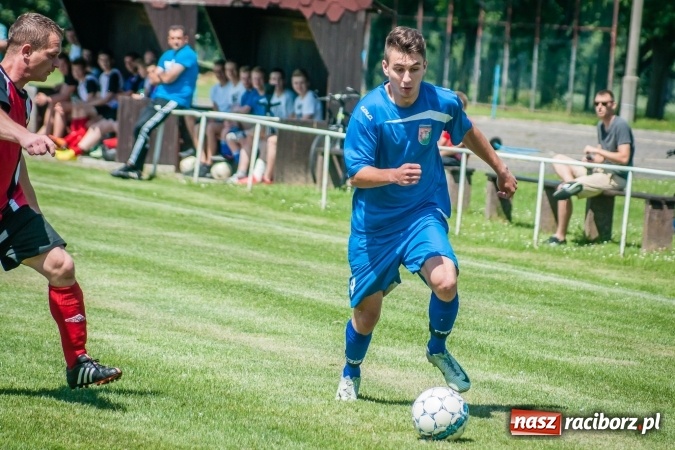 Zdjęcie w galerii na portalu naszraciborz.pl: A klasa: Ważne spotkanie o utrzymanie, zakończone podziałem punktów wiadomości z regionu