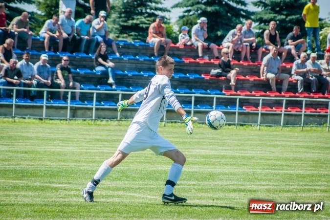 Zdjęcie w galerii na portalu naszraciborz.pl: A klasa: Ważne spotkanie o utrzymanie, zakończone podziałem punktów wiadomości z regionu