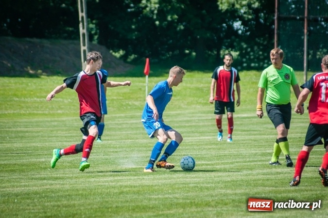 Zdjęcie w galerii na portalu naszraciborz.pl: A klasa: Ważne spotkanie o utrzymanie, zakończone podziałem punktów wiadomości z regionu