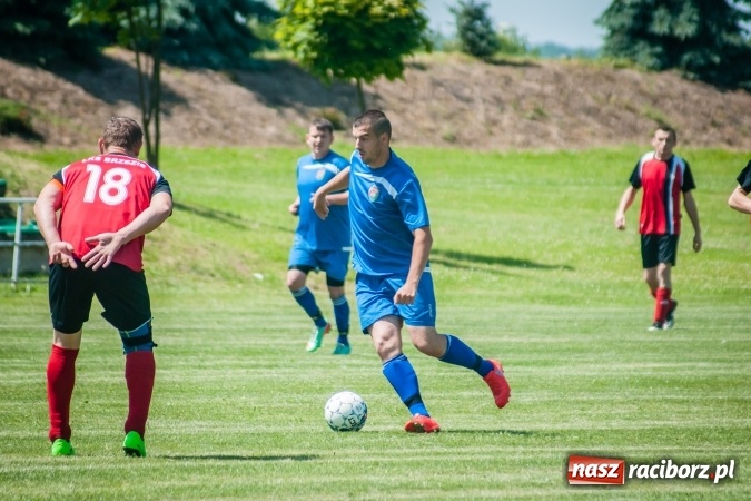 Zdjęcie w galerii na portalu naszraciborz.pl: A klasa: Ważne spotkanie o utrzymanie, zakończone podziałem punktów wiadomości z regionu