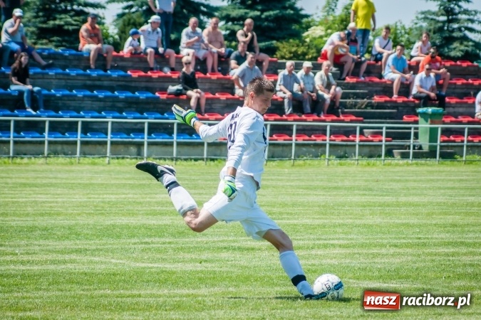 Zdjęcie w galerii na portalu naszraciborz.pl: A klasa: Ważne spotkanie o utrzymanie, zakończone podziałem punktów wiadomości z regionu