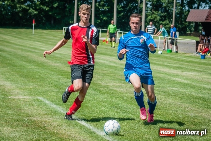 Zdjęcie w galerii na portalu naszraciborz.pl: A klasa: Ważne spotkanie o utrzymanie, zakończone podziałem punktów wiadomości z regionu