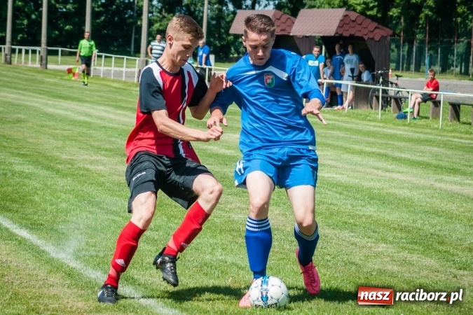 Zdjęcie w galerii na portalu naszraciborz.pl: A klasa: Ważne spotkanie o utrzymanie, zakończone podziałem punktów wiadomości z regionu