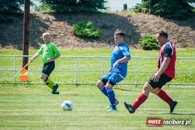 Zdjęcie w galerii na portalu naszraciborz.pl: A klasa: Ważne spotkanie o utrzymanie, zakończone podziałem punktów wiadomości z regionu