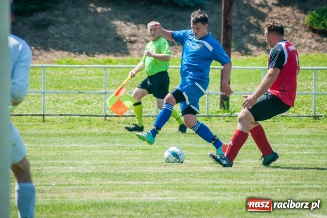 Zdjęcie w galerii na portalu naszraciborz.pl: A klasa: Ważne spotkanie o utrzymanie, zakończone podziałem punktów wiadomości z regionu