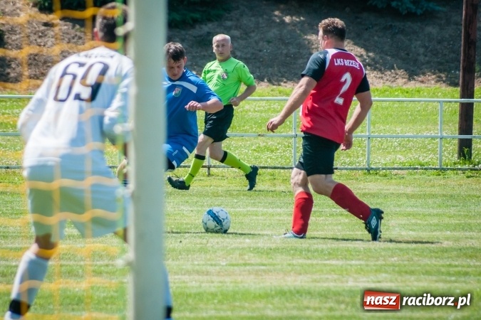 Zdjęcie w galerii na portalu naszraciborz.pl: A klasa: Ważne spotkanie o utrzymanie, zakończone podziałem punktów wiadomości z regionu