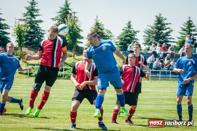 Zdjęcie w galerii na portalu naszraciborz.pl: A klasa: Ważne spotkanie o utrzymanie, zakończone podziałem punktów wiadomości z regionu