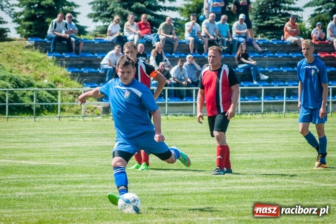 Zdjęcie w galerii na portalu naszraciborz.pl: A klasa: Ważne spotkanie o utrzymanie, zakończone podziałem punktów wiadomości z regionu