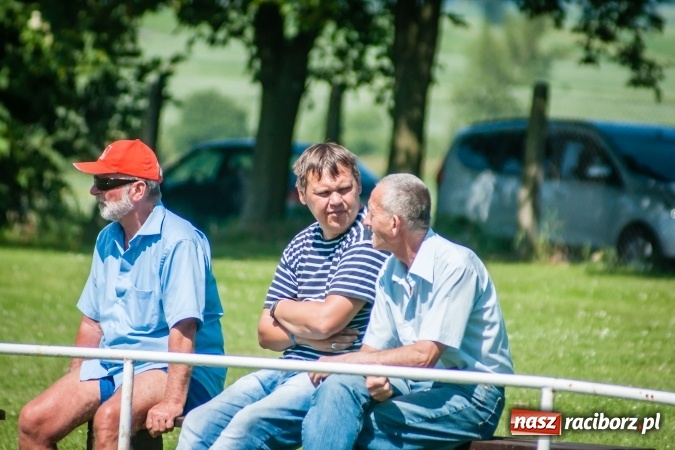 Zdjęcie w galerii na portalu naszraciborz.pl: A klasa: Ważne spotkanie o utrzymanie, zakończone podziałem punktów wiadomości z regionu