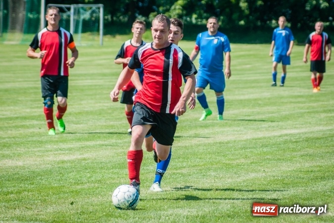 Zdjęcie w galerii na portalu naszraciborz.pl: A klasa: Ważne spotkanie o utrzymanie, zakończone podziałem punktów wiadomości z regionu