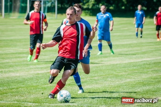 Zdjęcie w galerii na portalu naszraciborz.pl: A klasa: Ważne spotkanie o utrzymanie, zakończone podziałem punktów wiadomości z regionu