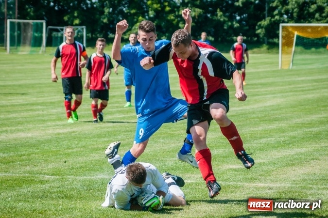 Zdjęcie w galerii na portalu naszraciborz.pl: A klasa: Ważne spotkanie o utrzymanie, zakończone podziałem punktów wiadomości z regionu