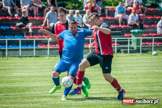 Zdjęcie w galerii na portalu naszraciborz.pl: A klasa: Ważne spotkanie o utrzymanie, zakończone podziałem punktów wiadomości z regionu