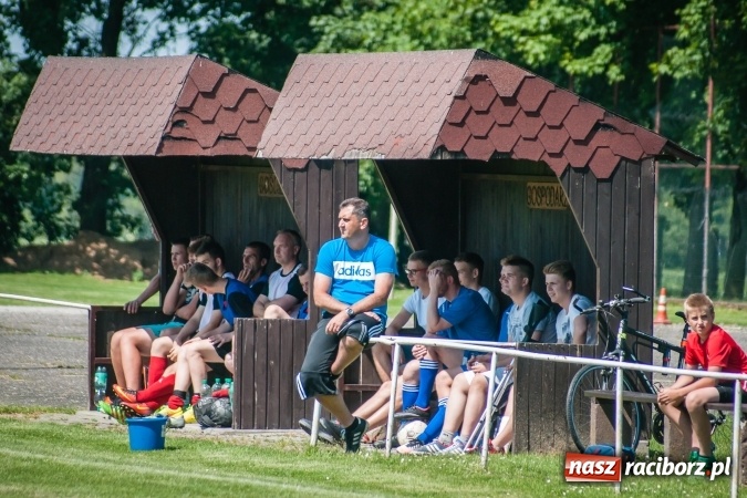 Zdjęcie w galerii na portalu naszraciborz.pl: A klasa: Ważne spotkanie o utrzymanie, zakończone podziałem punktów wiadomości z regionu