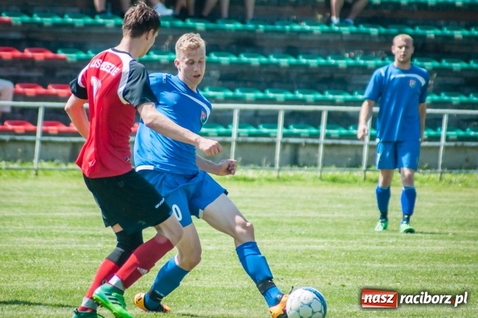 Zdjęcie w galerii na portalu naszraciborz.pl: A klasa: Ważne spotkanie o utrzymanie, zakończone podziałem punktów wiadomości z regionu