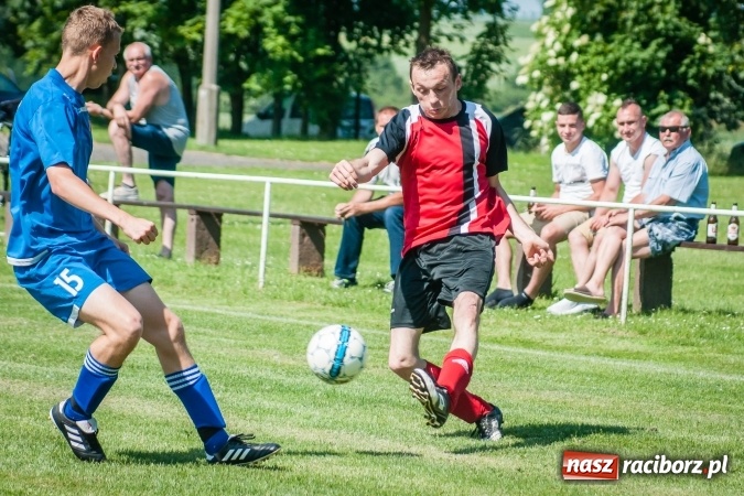 Zdjęcie w galerii na portalu naszraciborz.pl: A klasa: Ważne spotkanie o utrzymanie, zakończone podziałem punktów wiadomości z regionu